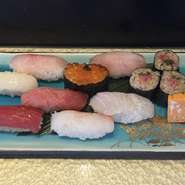 本鮪赤身、中トロ、いくらを入れた八貫巻物半分
千葉県房総でとれた地魚使用してます！
その他、香物3点、茶碗蒸し、小鉢、お椀つきます
出前、テイクアウト可能！