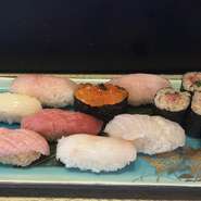 本鮪使用　大トロ、中トロ、いくら入り
千葉県房総でとれた地魚使用してます！
その他、香物3点、茶碗蒸し、小鉢、お椀つきます！
出前、テイクアウト可能！