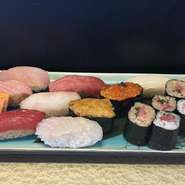 本鮪赤身、中トロ、大トロ、ウニ、いくらを入れた九貫巻物半分
千葉県房総でとれた地魚使用してます！
その他、香物3点、茶碗蒸し、小鉢、お椀つきます
出前、テイクアウト可能！