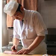 和やかな雰囲気づくりを重視し、常に笑顔で接客。また、その日おすすめの魚を伝えたり、料理に合うお酒を提案したりと、お客様との会話を大切にしながら細やかなサービスに努めています。