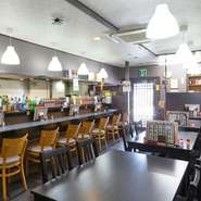 清潔感あふれる店内は、家族で訪れてもゆったりと過ごせる空間。カレーの辛さも子ども向けの甘口から激辛まで自由に選べるので、小さな子ども連れでも安心です。丁寧な接客が心地よく、つい長居をしてしまいそう。