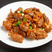 軽く炒めた砂肝をニンニク、生姜とドライスパイスで味付けしたインド風の料理。風味豊かなスパイスが一度食べたらクセになる味わいです。