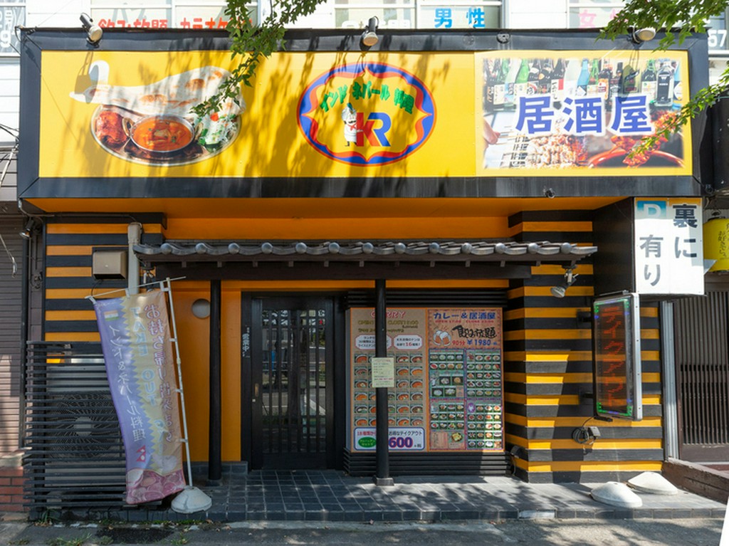 駐車場完備。黄色の看板が目を引くお店