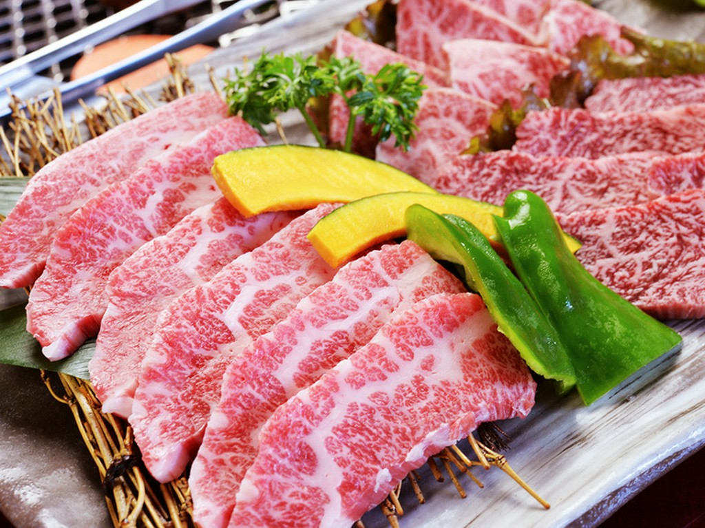 主に山形産・福島産の、黒毛和牛A4／A5等級を厳選仕入れ