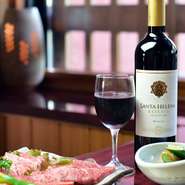 【炙りや みやび】では、赤・白のグラスワイン、幅広い価格帯のボトルワイン各種を取り揃えています。日本酒や焼酎もグラス・ボトルとも種類豊富なので、好みに合わせて楽しめます。


