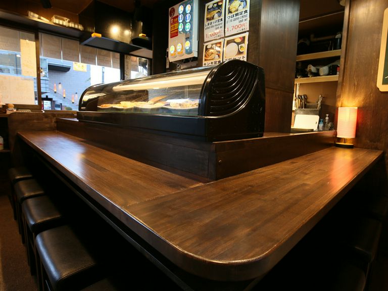 カウンター席に腰掛けて。ゆったりと寛げるカジュアルな空間