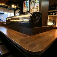 アットホームな雰囲気の店内は、カウンター8席のみのこぢんまりとした造りになっており、居心地の良さ抜群です。普段のデートにうってつけ。2人で肩を並べておいしいものを食べながら、楽しい時間を過ごせます。