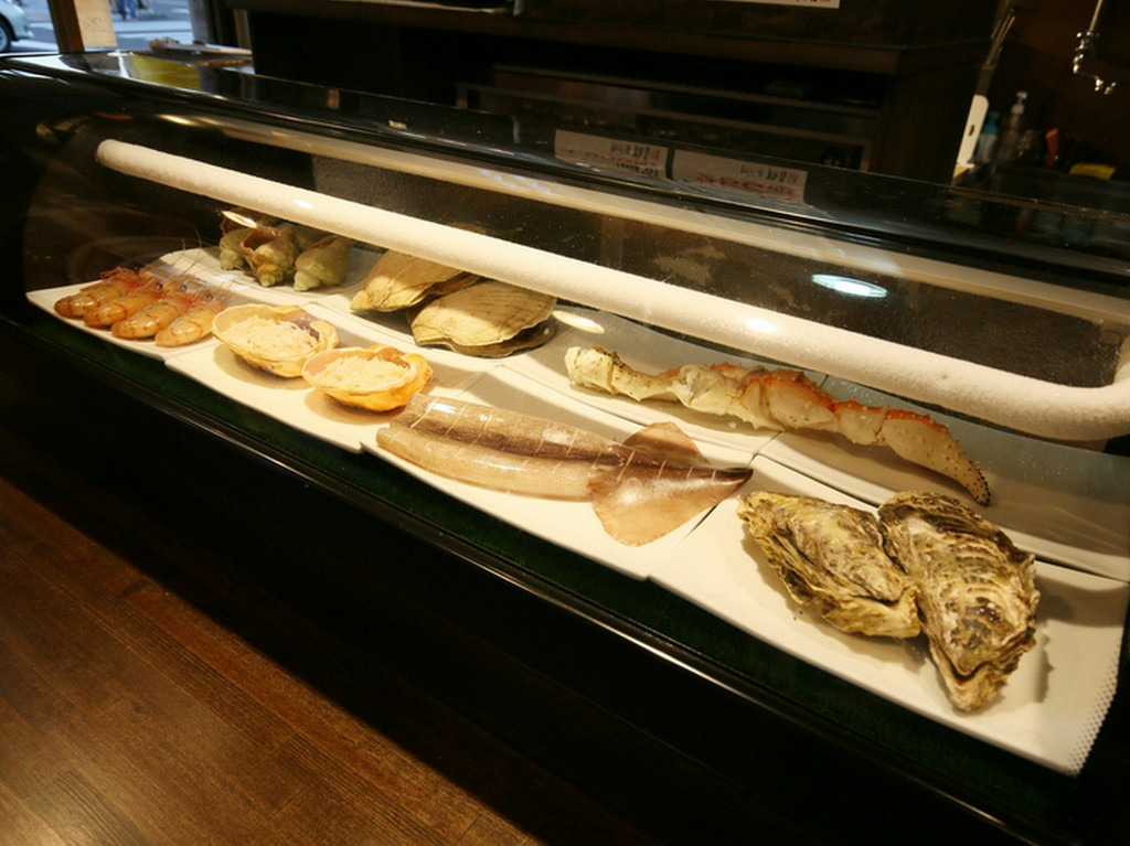 道産食材や小樽近郊で獲れる魚介を味わえる、炉ばた焼の店