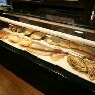 ショーケースには、選りすぐりの食材が並びます。市場から仕入れるホタテやカキをはじめ小樽近郊で獲れる魚介類、北海道産の食材を厳選しているそうです。上質な素材を使った炉ばた焼は、まさに絶品！