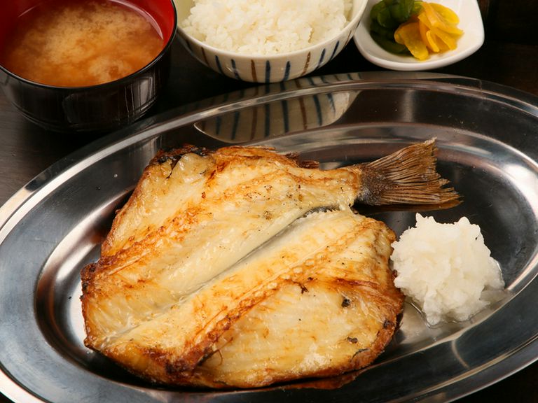 自慢の炉ばた焼を定食で。仕事終わりの晩酌にもぴったり