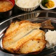 カジュアルな雰囲気の店内は、一人でも気軽に入ることができます。昼は自慢の炉ばた焼に、味噌汁とご飯がついた定食を食べられるので、一人ランチにも。仕事帰りにふらっと立ち寄って、晩酌を楽しむのも粋です。