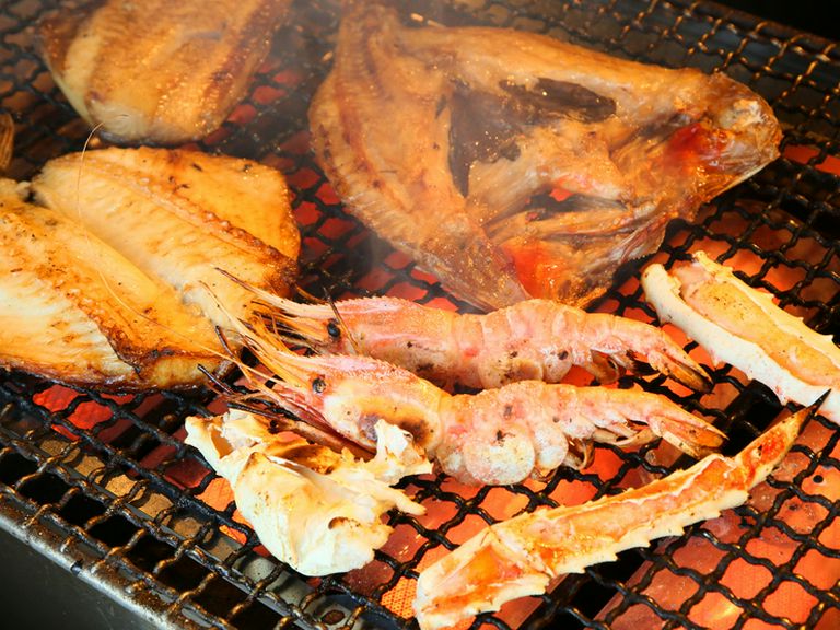 新鮮な魚介を焼き上げる職人技。家族旅行での思い出づくりに