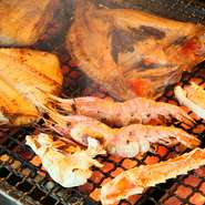 小学生以上のお子様なら来店OK。北海道の海の幸を堪能できるとあって、県外から旅行で訪れた家族にも人気のスポットです。目の前で魚介を豪快に焼き上げる職人技に、大人も子どもも見入ってしまうことでしょう。