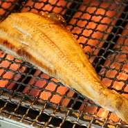 脂のり抜群で肉厚なしまほっけを使用した炉ばた焼。遠赤外線効果が期待できる焼き台を使うことで、皮目はパリッと香ばしく、身は炭火で焼いたようなホクホクとした食感になっています。酒の肴としてもオススメです。