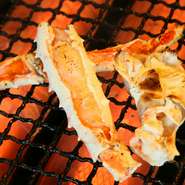 タラバ蟹の足を一度ボイルしてから焼き上げた一品。ボイルしただけで食べるよりもさらに甘みが増し、プリプリした食感に仕上がっています。身肉がしっかり詰まっていてボリュームも満点。満足度の高い逸品です。