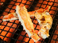 食べごたえ抜群。蟹の旨みとプリプリした食感がたまらない『タラバ足焼』
