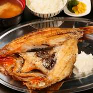 ランチ限定の定食メニュー。脂がのっていて、甘みのあるキンキはご飯との相性も抜群です。ディナーでは、単品の『キンキ焼』が提供されており、ご飯と味噌汁のセットを注文すれば、気軽に定食スタイルで味わえます。