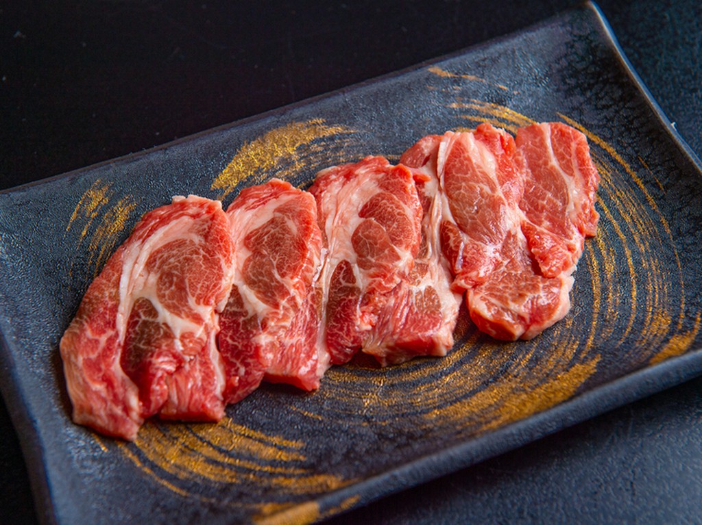 柔らかく、ジューシーなラム肉を豪快なジンギスカンで堪能！