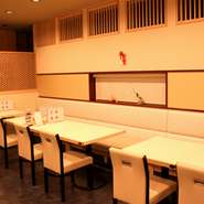 ２～4名様用のベンチシートと椅子席タイプ。３席合わせると12名様までご利用できます。