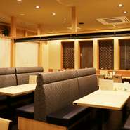 ベンチシートタイプのボックス席。2～４名様掛けのお席でゆったりお寛ぎ頂けます。最大8名様までご利用可能