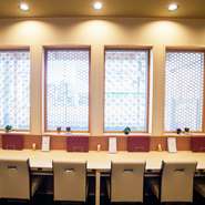 組格子をあしらった大きな窓や和をモチーフとしたクールモダンな店内が洒落た雰囲気をかもしだします。料理に合わせて選び抜いたこだわりの食器を愛でながら、酒を楽しむのはまさに粋な瞬間です。