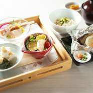 地元のお客様、出張の方にも人気のランチ限定メニュー。頑張っている自分へのご褒美に女子会ランチがおすすめ！スパークリングワインやカクテルも豊富なので夜の女子会も必見！※画像はイメージです