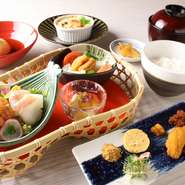 ランチはさくら御膳や、うに尽くし御膳など、色鮮やかに盛られた料理が並ぶ人気の御膳、ディナーは、ちょい飲みセットでうにむらかみ自慢のお料理が味わえる。女性目線で考案したメニューが豊富で安心してくつろげる