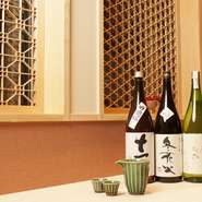 北海道の酒蔵でつくられた純米吟醸『うに　むらかみ』は店オリジナル。生うにや新鮮魚介の旨みや甘みを引き立てる、フルーティーな香りが特徴です。ワインやスパークリングワインを使ったカクテルも充実しています。