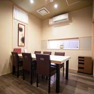 店内のすべてがテーブル席の設えとなっているため、靴を脱ぐひと手間は必要ありません。接待や会食はもちろん、祝いの席にも好適な個室も完備しています。幅広いシーンでの活躍が期待できる上質な空間です。