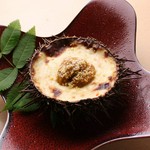 七飯町勝田豆腐店の豆乳と生湯葉を使用した、まろやかなグラタンをうにの殻の器で香ばしく焼き上げました。