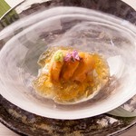 生うにと生湯葉のやさしい口当たりが自慢の一品です。