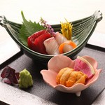 うになし三点盛り(お任せ三点)
うに入り三点盛り(生うに他二点)
うに入り五点盛り(生うに他四点)
【価格】うになし 三点盛り 2420円
【価格】うに入り 三点盛り 3300円
【価格】うに入り 五点盛り 4400円