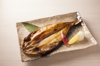 ホッケ本来のジューシーな脂と旨味が美味な一品です。
（夜の部のみご提供）