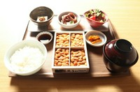 色、形不揃いで味には違いの無い
いわゆるB級品を使用した人気メニューが函館駅前店限定で待望の復活
よろこびセット 、ワンドリンク(ソフトドリンク)、香の物、味噌汁付き
※画像はキングサイズ