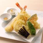 海鮮と季節の野菜の盛合わせ。自家製の雲丹塩で素材の旨味をご堪能ください。