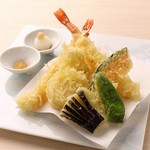 海鮮と季節の野菜の盛合わせ。自家製の雲丹塩で素材の旨味をご堪能ください。