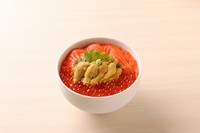レギュラーサイズ 5,720円（税込）
Sサイズ 4,510円（税込）
極上うに、高級イクラ、人気のサーモンの3種類が一度に味わえます。