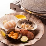自慢の生うにをはじめ、新鮮な海鮮を7種類盛付けた贅沢な丼です。