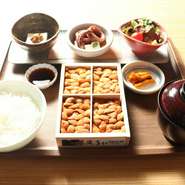 色、形不揃いで味には違いの無い
いわゆるB級品を使用した人気メニューが函館駅前店限定で待望の復活

よろこびセット 、ワンドリンク（ソフトドリンク）、香の物、味噌汁付き