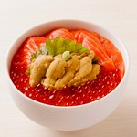 極上うに、高級イクラ、人気のサーモンの3種類が一度に味わえます。
【価格】レギュラーサイズ 5720円
【価格】Sサイズ 4510円