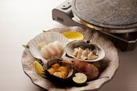 当日でもご用意できます。
うに、活ホタテ、活ホッキ、ボタンエビ
プラス2,200円(税込)で活アワビを追加できます。
浜焼きコースの場合は、前日までの要予約となります。
