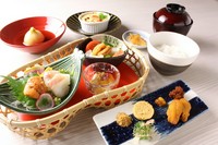 【前菜】本日のおまかせ前菜一品
【瓢籠】小鉢 生湯葉美味出汁ジュレ・お造り 無添加生うに 他一点・鉢物 ナッツサラダ仕立て
【焼物】雲丹グラタン
【蒸物】うに入り百合根饅頭 べっ甲飴
【食事】うにバターご飯

※