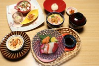【前菜】本日のおまかせ前菜一品
【瓢籠】小鉢 生湯葉美味出汁ジュレ・お造り 無添加生うに 他一点・鉢物 ナッツサラダ仕立て
【焼物】雲丹グラタン
【蒸物】うに入り百合根饅頭 銀餡
【食事】蒸し雲丹蟹ご飯