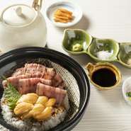 無添加生うにを30ｇ・北海道産和牛を6切使用
とろけるウニの食感と和牛の甘みが絶妙な贅沢な丼ぶりに舌鼓
