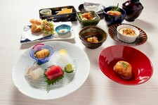 自慢の無添加生うにをふんだんに使用した他では絶対に味わうことのできないうに三昧のコースです。