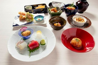 自慢の無添加生うにをふんだんに使用した他では絶対に味わうことのできないうに三昧のコースです。