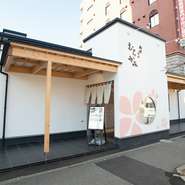 平成11年の創業以来ゲストに愛され続ける【うに　むらかみ　函館本店】の3号店として2019年にグランドオープンした【うに　むらかみ　函館駅前店】。伝統と新コンセプトの融合が新たな食体験を生み出します。