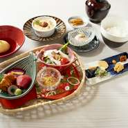 久しぶりに会った友人や、大切な方と、ゆっくり、ゆったりとした空間で寛ぎたい…美味しいランチやディナーで華やぐ楽しいひと時は、頑張った自分へのご褒美に。