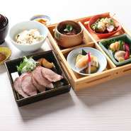 ランチタイム・ディナータイムともに、北海道の地酒や北海道ワインを楽しみながら、酒の肴でちょっと一杯…
ゆったりとした店内で、誰にも気兼ねなく粋な時間をお過ごしいただけます。