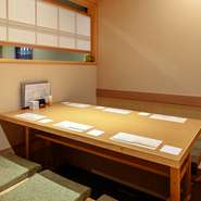 鳥取ならではの海の幸や豊富な日本酒が、気負いがちな雰囲気を和みの空間に変えてくれるはず。店主が手掛ける創作料理や旬の味覚など、【伊在】ならではの魅力溢れるおいしさが親睦を深めてくれます。